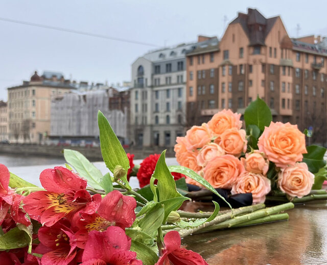 Стихийный мемориал основателю рэп-группы Krec Артему Бровкову появился у дома из фильма «Питер FM»