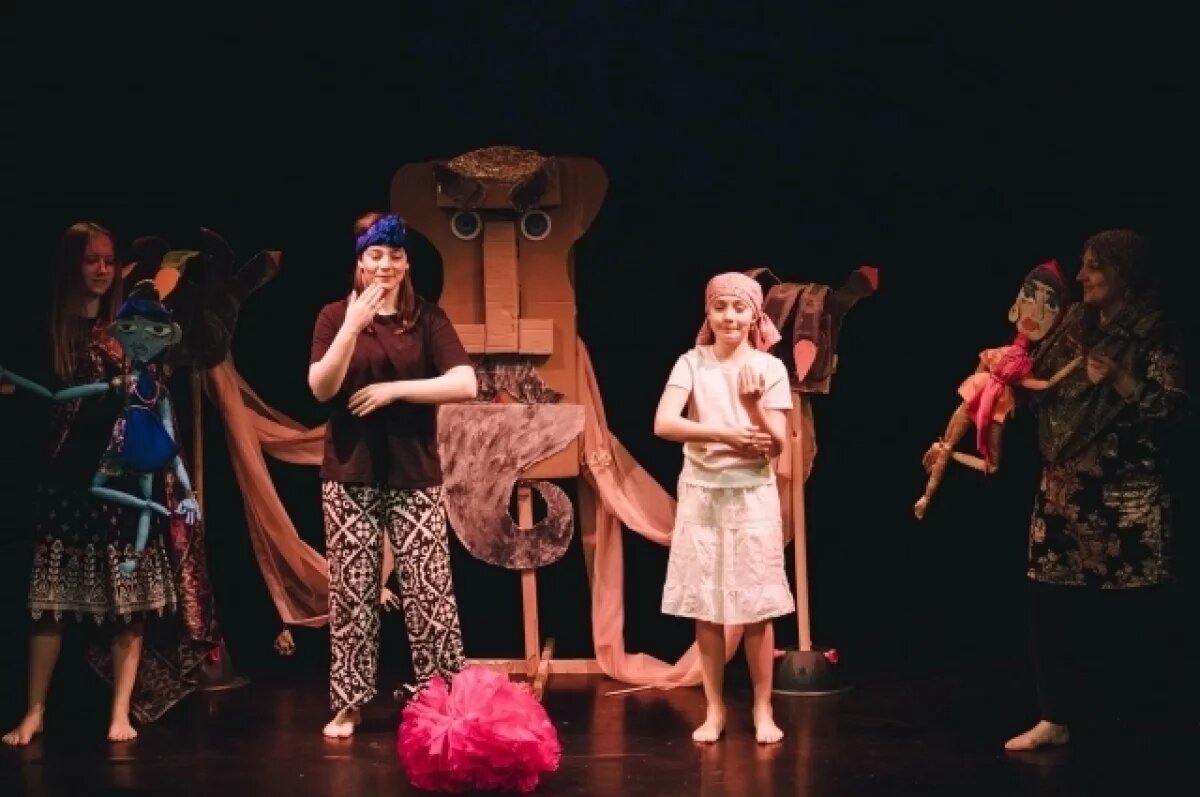    Семья гастролирует со своим спектаклем.