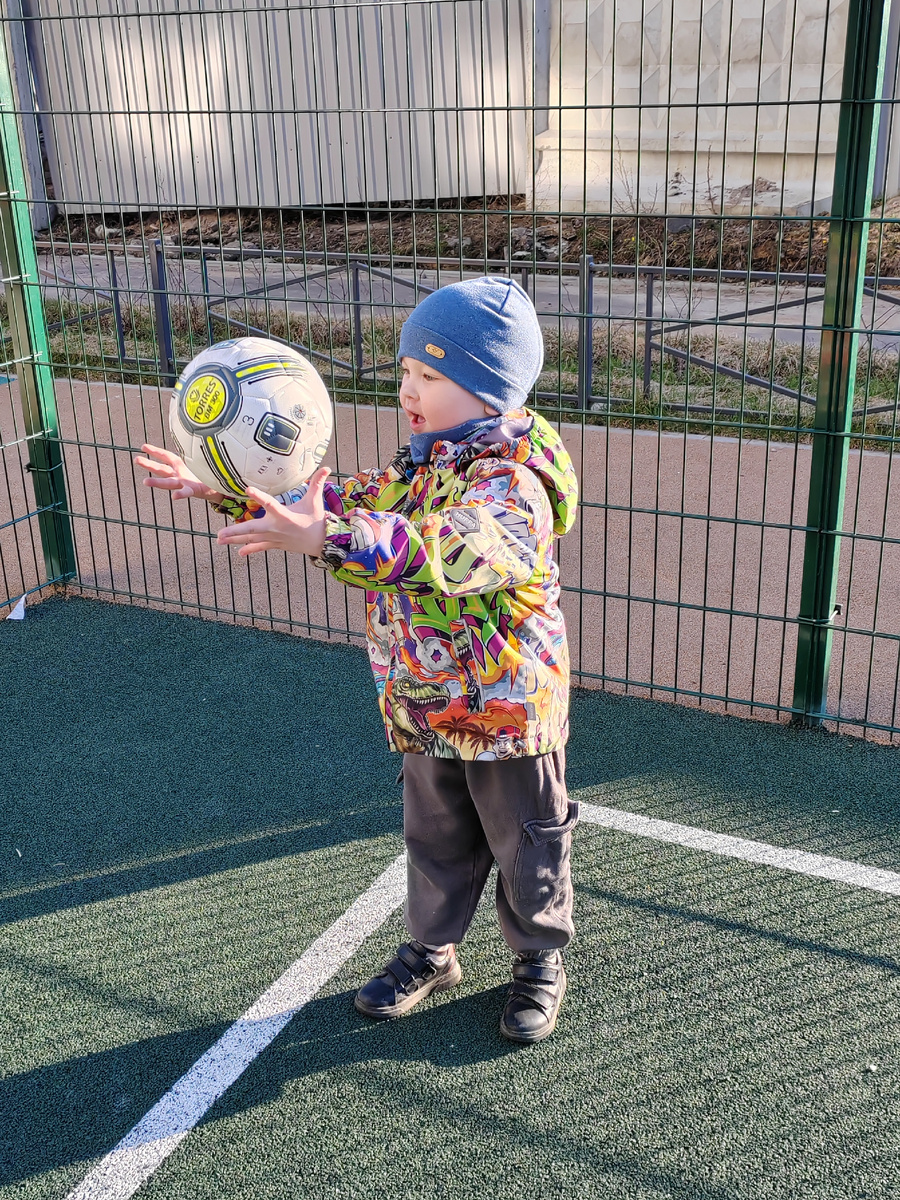 Петя на площадке с мячом