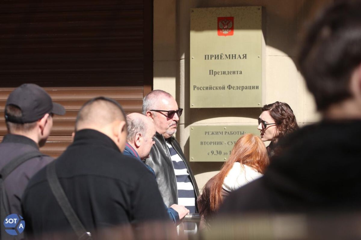 Борис Надеждин в очереди желающих подать заявления против блокировок около приемной президента РФ в Москве. Фото: SotaVision