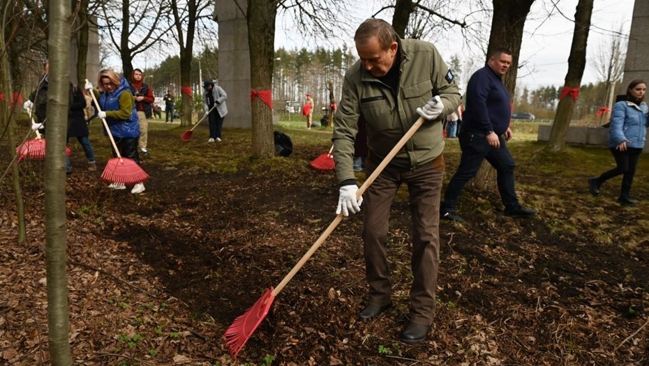    Губернатор Ленинградской области Александр Дрозденко на субботнике Автор фото: t.me/drozdenko_au_lo
