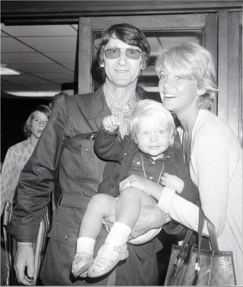 28-летняя актриса Хейли Миллс с мужем, кинопродюсером и режиссером Роем Боултингом и 19-месячным сыном Криспианом Миллсом. в аэропорту Хитроу, Лондон. 1974 год. Фото Криса Вуда.