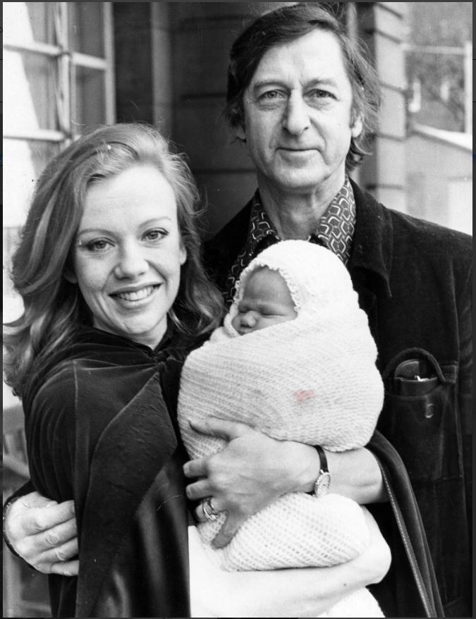 Английская актриса Хейли Миллс и её муж, кинопродюсер Рой Боултинг с новорожденным сыном Криспианом Джоном Дэвидом, покидают больницу королевы Шарлотты в Хаммерсмите. 27 января 1973 года. Фото: Central Press.