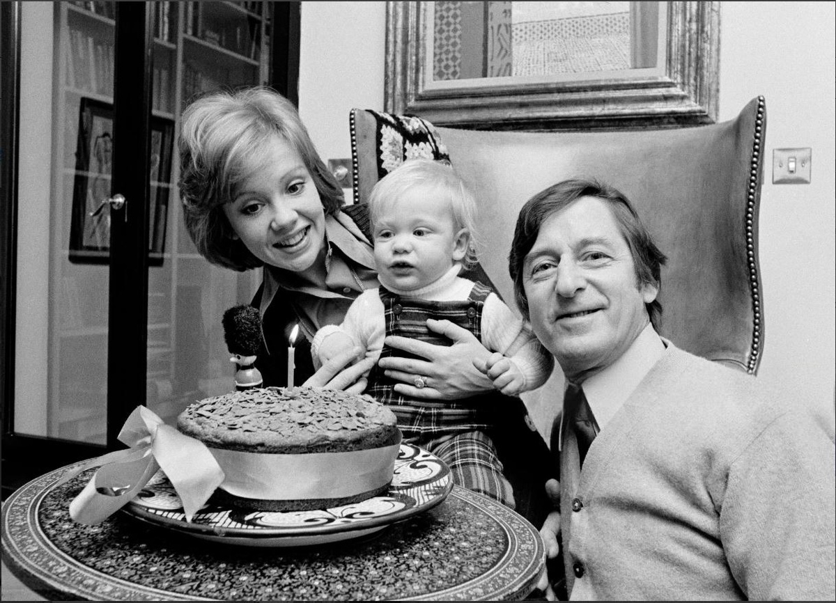 Английская актриса Хейли Миллс с маленьким сыном Криспианом и мужем, кинорежиссером Роем Боултингом. Лондон, Великобритания. Январь 1974 года. Фото Терри Финчера.