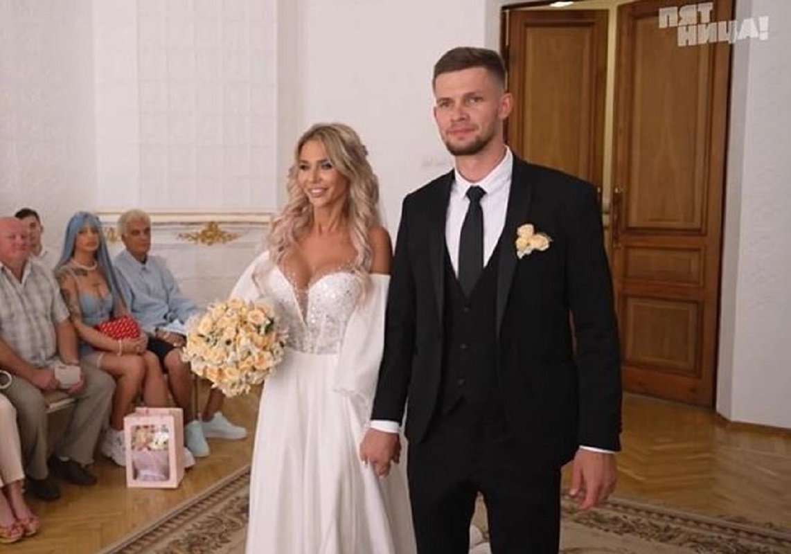    Дарья и Алексей победили, сыграв свадьбу в хоккейно-спортивном стиле