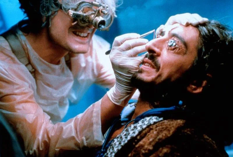 Попросил всего лишь удалить торчащий волосок из брови.