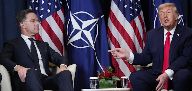 Генеральный секретарь Нато Марк Рютте (слева) и президент США Дональд Трамп (справа) в Давосе в январе © Evan Vucci/AP/dpa