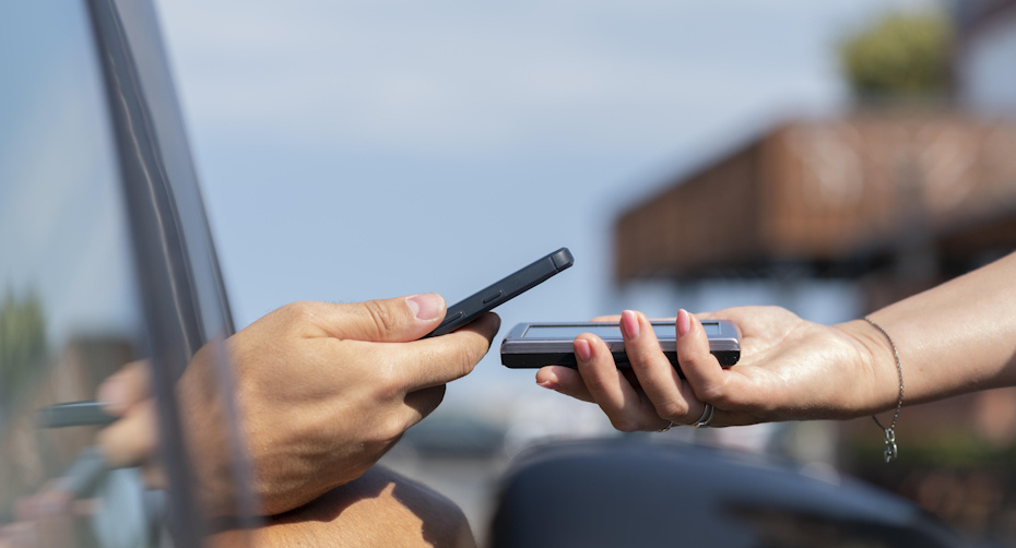 На заправках, мойках и парковках перестала работать оплата картами