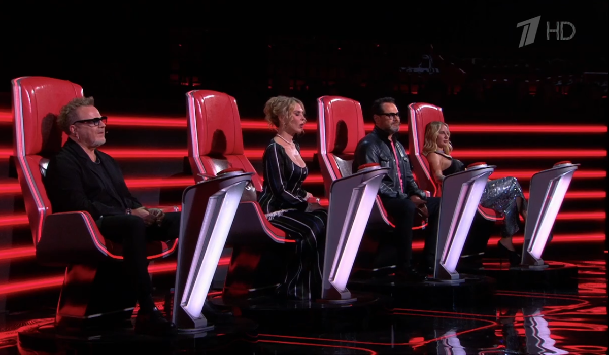 Судьи 14-го сезона шоу "Голос" во второй части этапа "Нокауты".  Кадр из шоу "Голос" от 03.04.2025