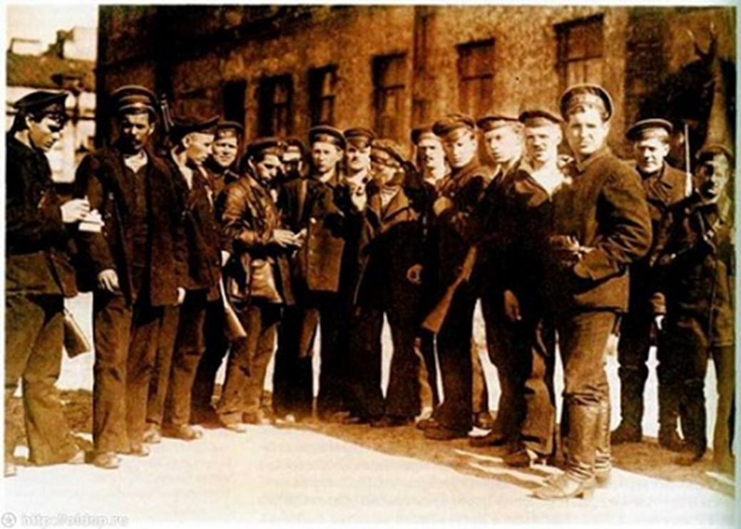 Революционные матросы в октябре 1917 в Петрограде. Взято с https://historical-fact.livejournal.com/58893.html