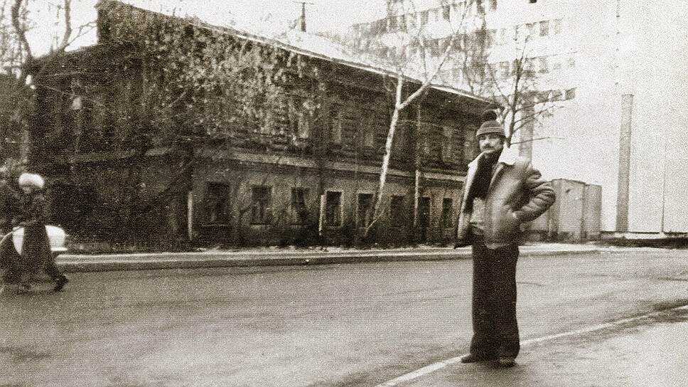 Редчайший снимок: Андрей Тарковский перед отъездом в Италию рядом с домом в 1-м Щиповском переулке, где прошло его детствоФото: Б. Балдин