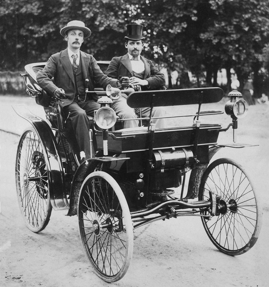 Мосье Эрнст Архидьякон «при свечах» за рулем своего Peugeot Type 3. Журнал La Locomotion automobile писал 15 октября 1896 года: «Весь Париж видел автомобиль господина Архдиакона с яркой передней фарой, проезжающий по нашим бульварам вечером, прорезая изумленных кучеров и заливая лучами света этих малоизвестных профессиональных богохульников»