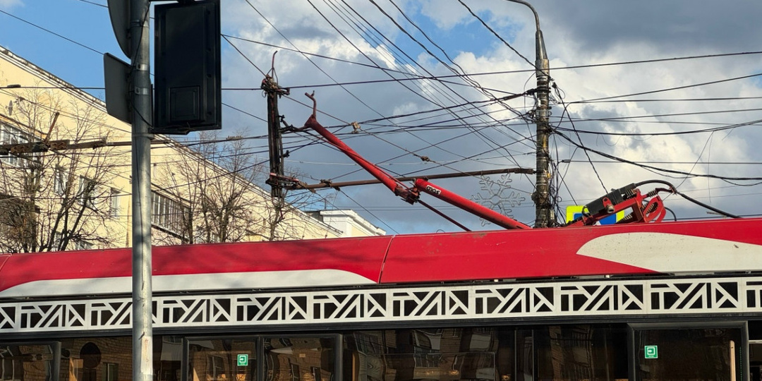 В Туле на ул. Энгельса трамвай «Львенок» лишился пантографа