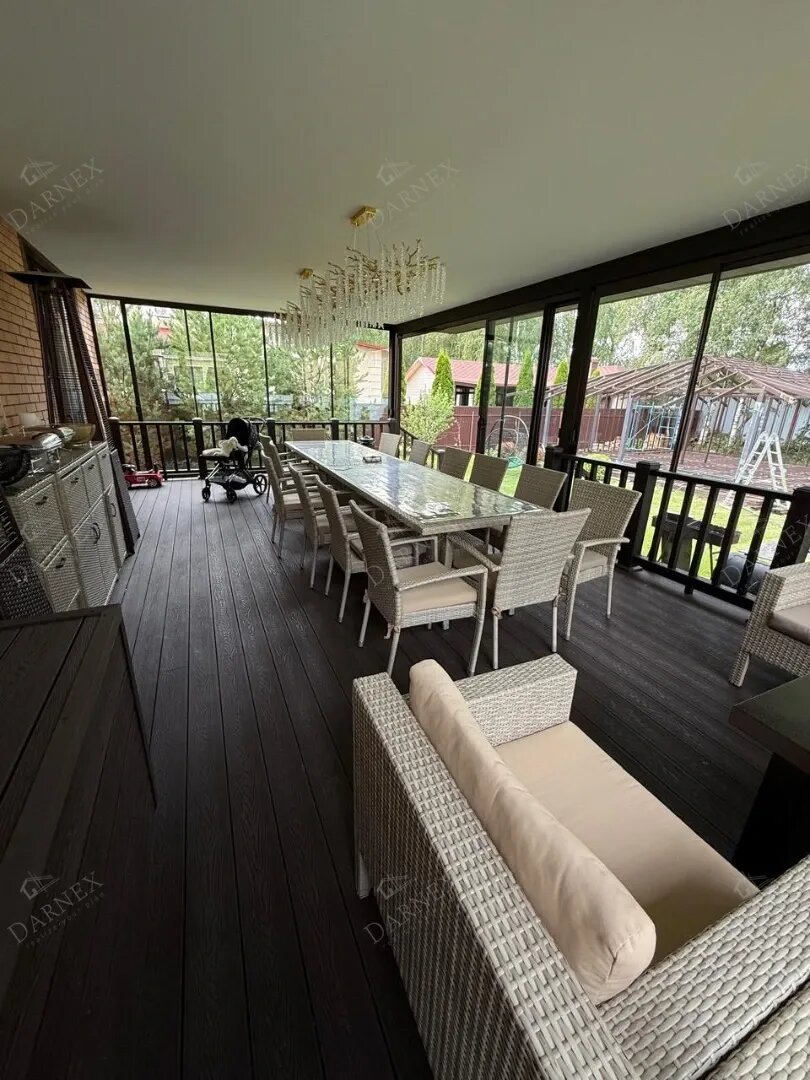 Террасная доска из ДПК на полу.