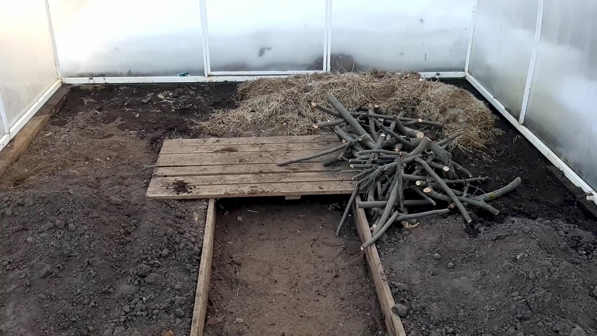 Прежде всего в теплице необходимо навести порядок. 