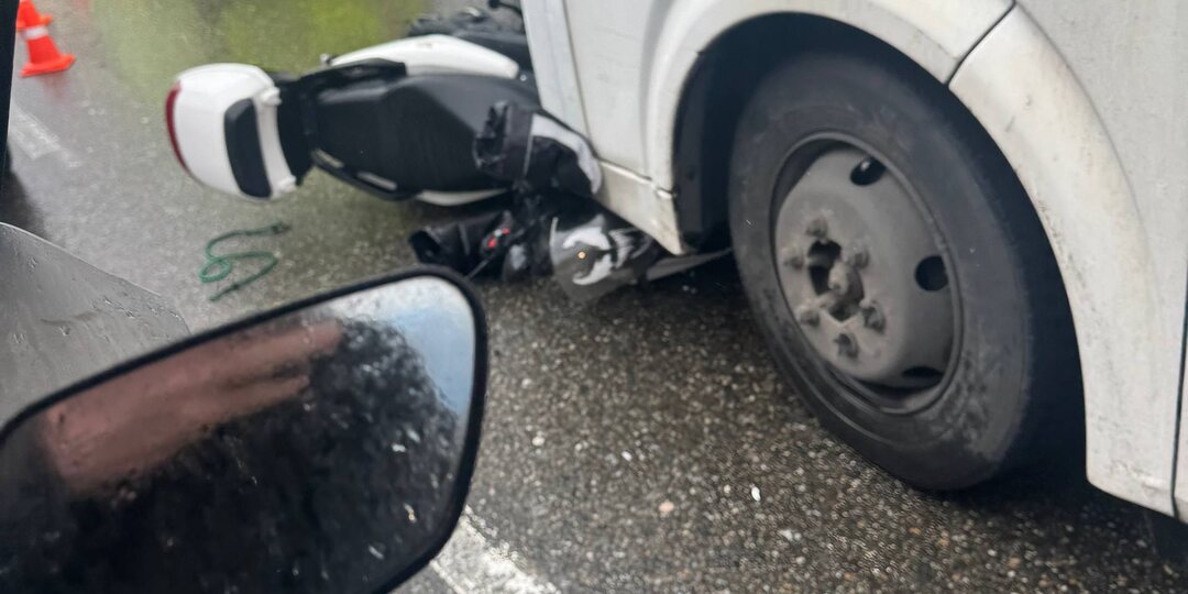 Маршрутка сбила мопедиста в центре Сочи: прибывшие врачи настояли на осмотре