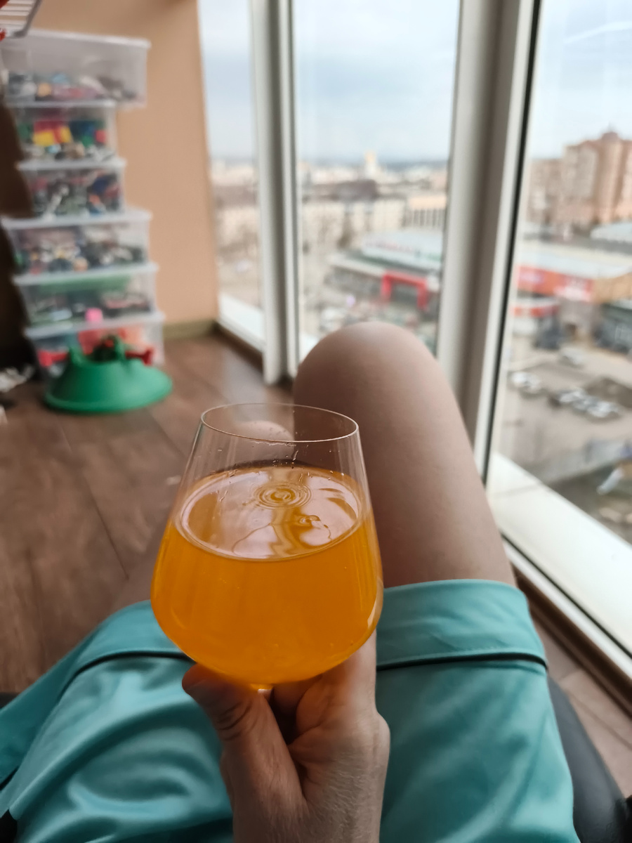 Пью тайком от детей фанту на балконе