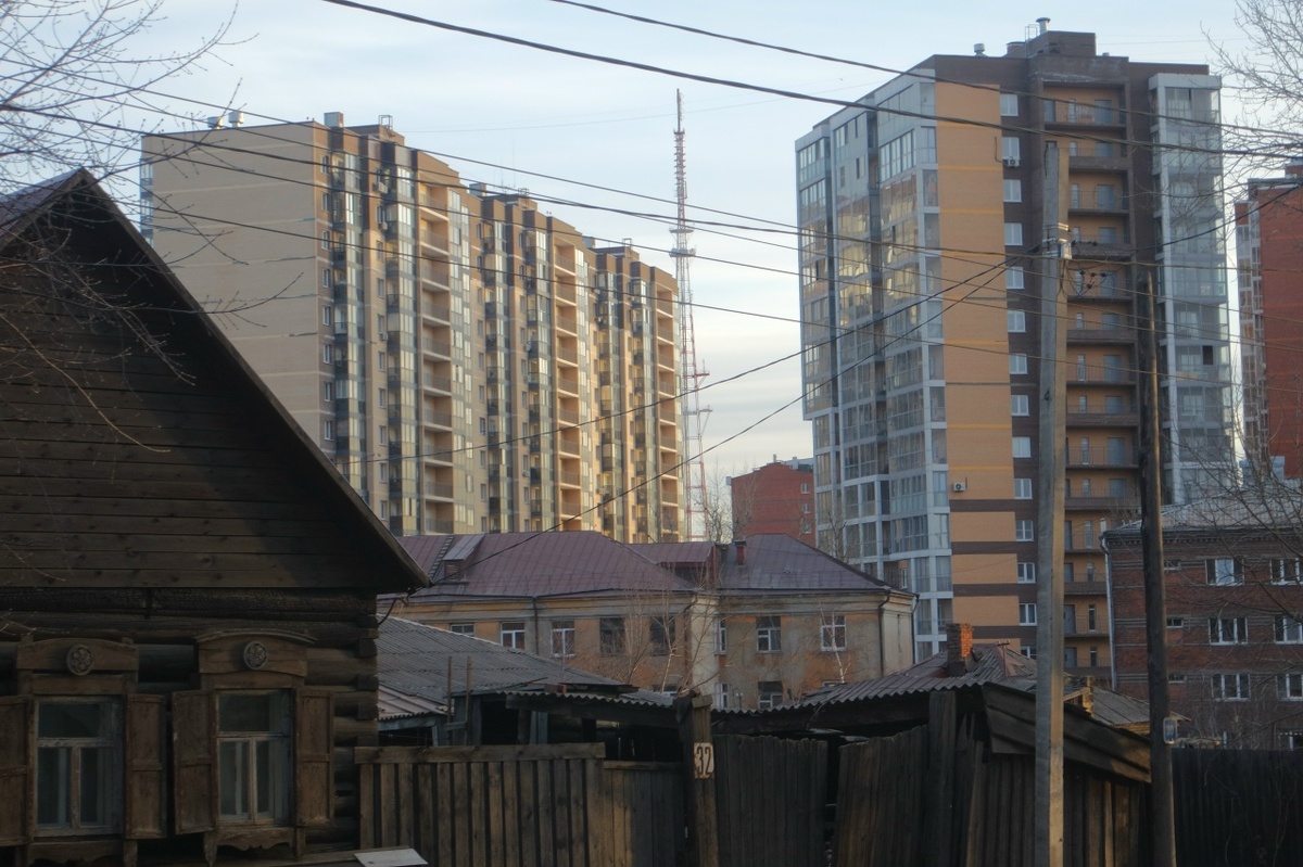 современные контрасты улицы; понятно, что скоро всё будет так, как на заднем плане...