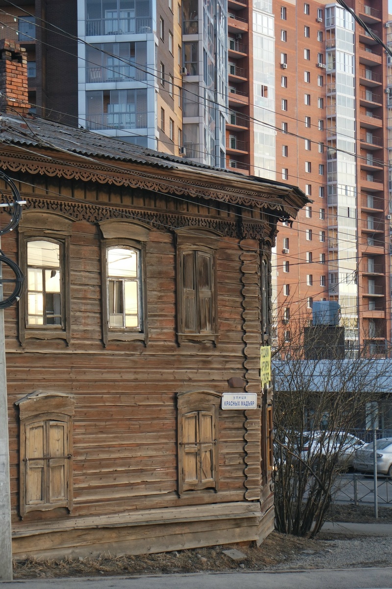 на углу этого дома когда-то росла раскидистая берёза, похожая на канделябр со свечами... очень я её любила (и не только я, конечно! - многие, кто жил в этих краях...)