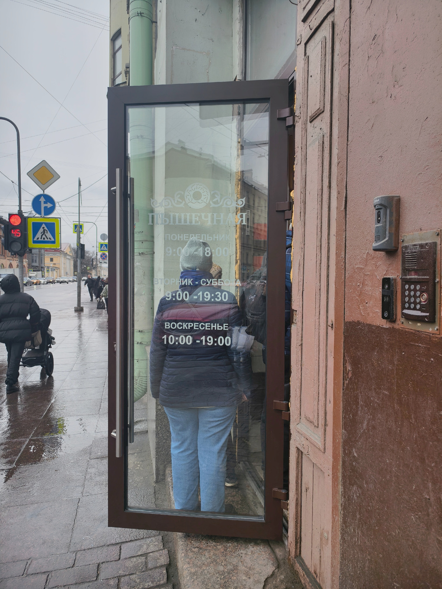 На Садовой. Очередь часто начинается на улице