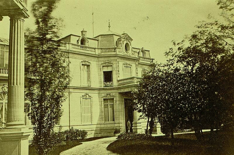 Дом семьи великого князя Павла Павловича Романова, подаренный ему Юсуповым, располагался в богатом предместье Парижа. Он был резиденцией семьи в изгнании.