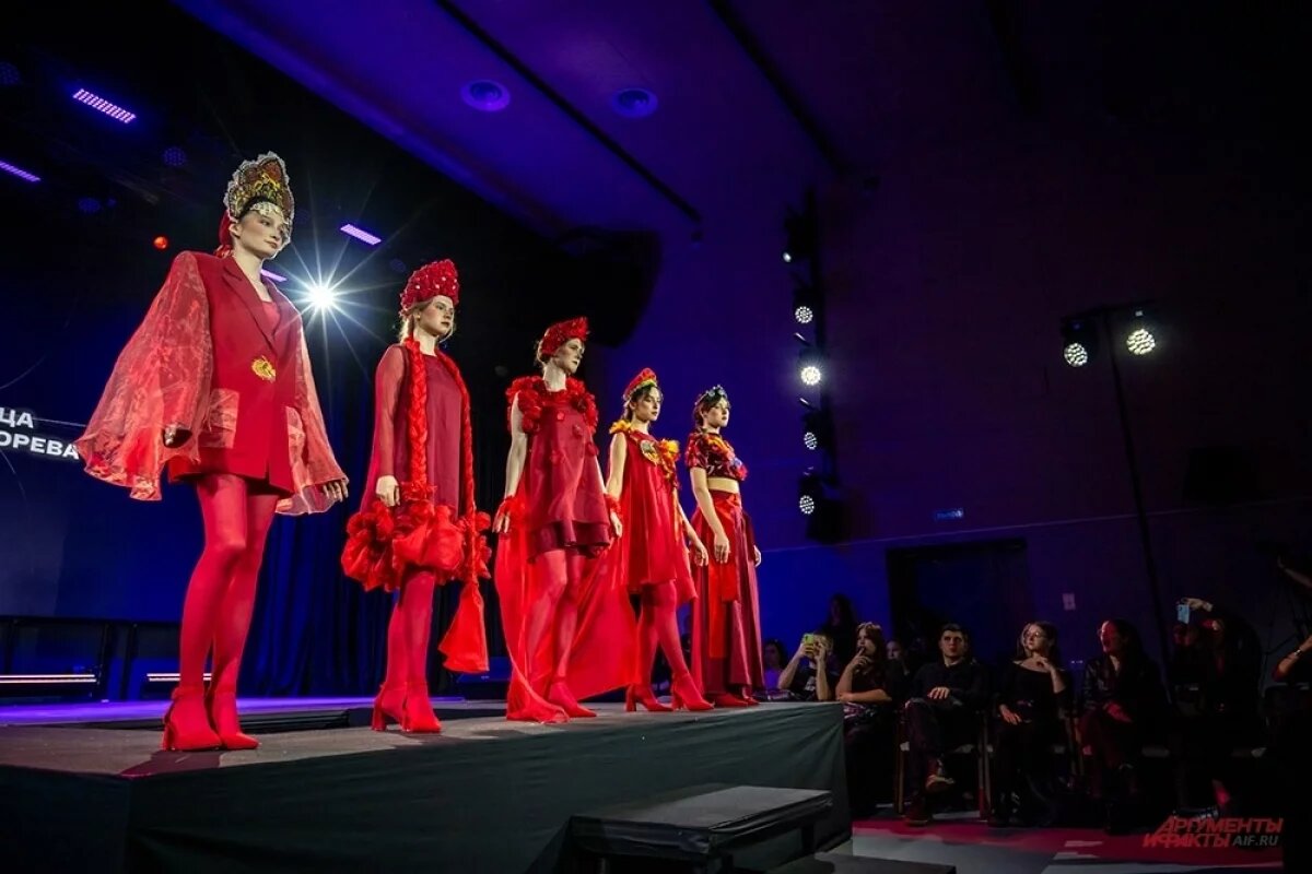    Судя по тому, с каким неподдельным интересом зрители разглядывали кокошники, трогали фактурные льняные рукава и обсуждали броши-петухи, эта историческая сила никуда не исчезла.