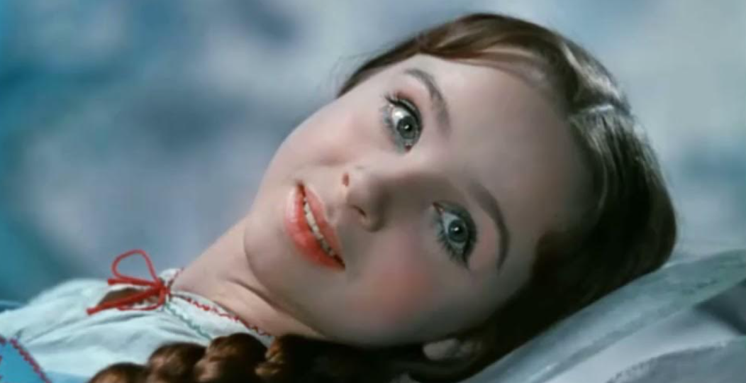 "Он повалил меня на кровать, а потом схватился за нож". Чем обернулась первая любовь для кроткой Настеньки из "Морозко"