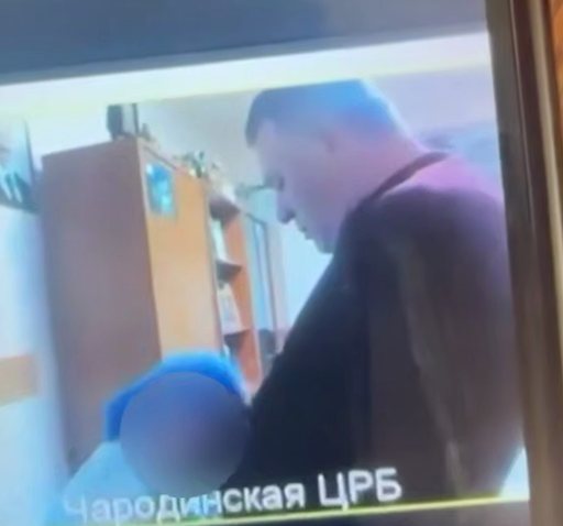 До сих пор не могут найти: что стало с женщиной, которая стала на колени перед главным врачом