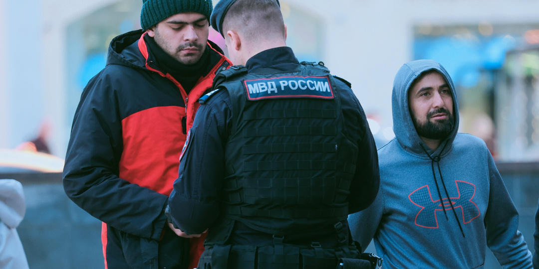 Приезжий даже от имени отказался, возмущался и жаловался чтоб попасть в РФ: но не помогло