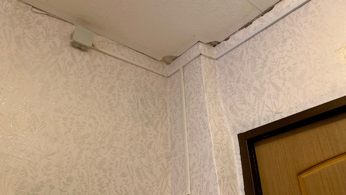 В коридоре убрали потолочные бордюры. Потолок будем делать красивым не с помощью потолочной плитки, как хотели изначально, а с помощью натяжного потолка.