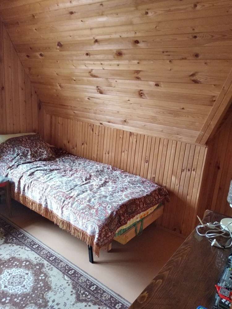 В дальнем углу стояла тахта, которую мы тоже утилизировали.