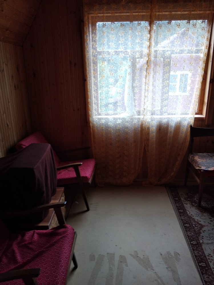 Так было при покупке - на полу лежали какие-то куски плотного картона, а сверху всё было застелено коврами. Стояли кресла, которые мы в последствии обновили, а вот от телевизора и тумбы мы избавились.