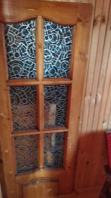 Дверь эта была номинальная, никакого функционала она не выполняла, так как была приколочена гвоздями к стене. 