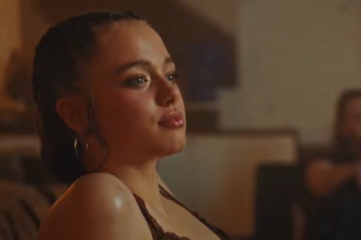    Шайло Джоли в клипе южнокорейской певицы Даён