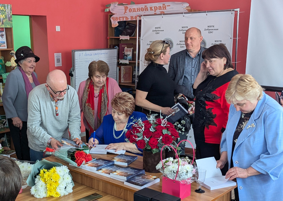 Писатель раздает автографы