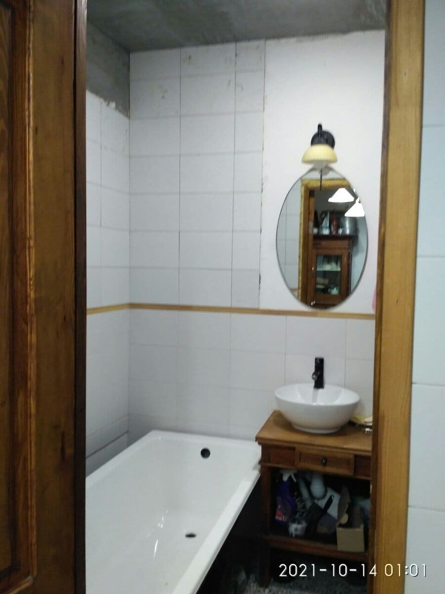 плитку вокруг ванны уже выложила до потолка