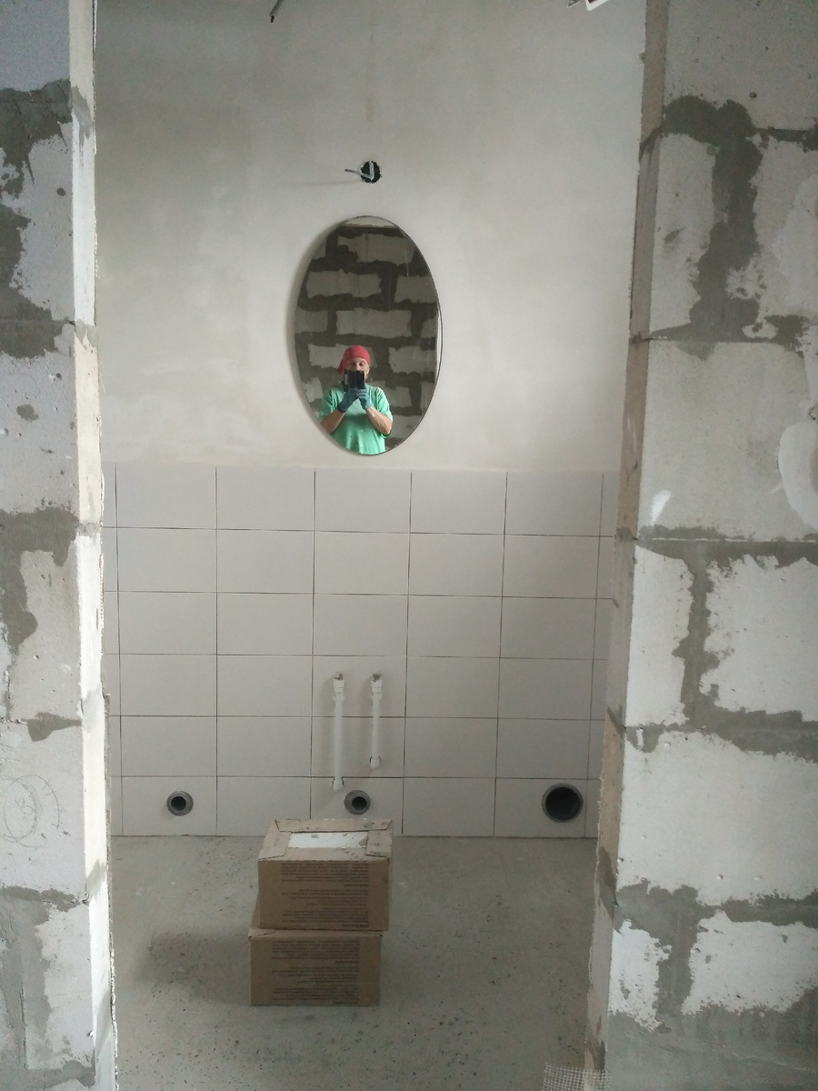 но зеркало, купленное на авито, уже повесили