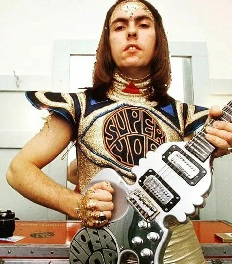 80 лет королю «индюшечьей фольги»: как Дэйв Хилл из Slade научил мир, что рок — это весело