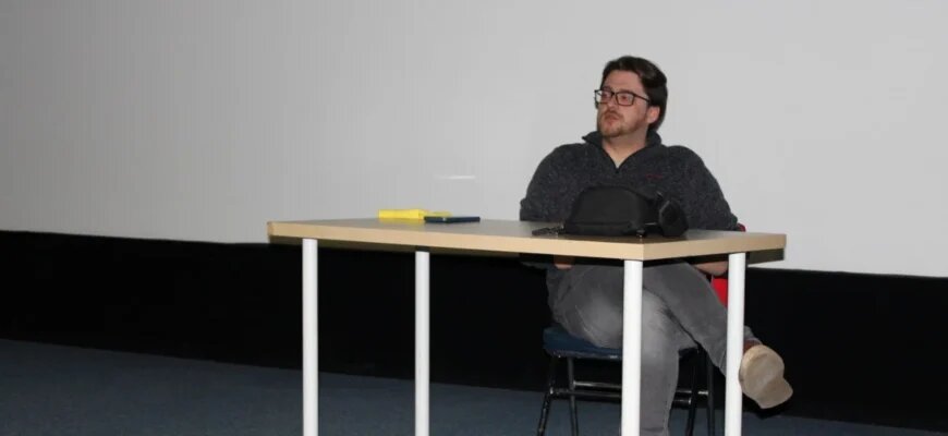    Роман Солдатов — бывший редактор отдела «Москва» издания «Аргументы и Факты», корреспондент изданий «Известия» и «Вечерняя Москва» В интервью для сайта Школы журналистики имени Владимира Мезенцева при Центральном доме журналиста он рассказал о Анна Пакова