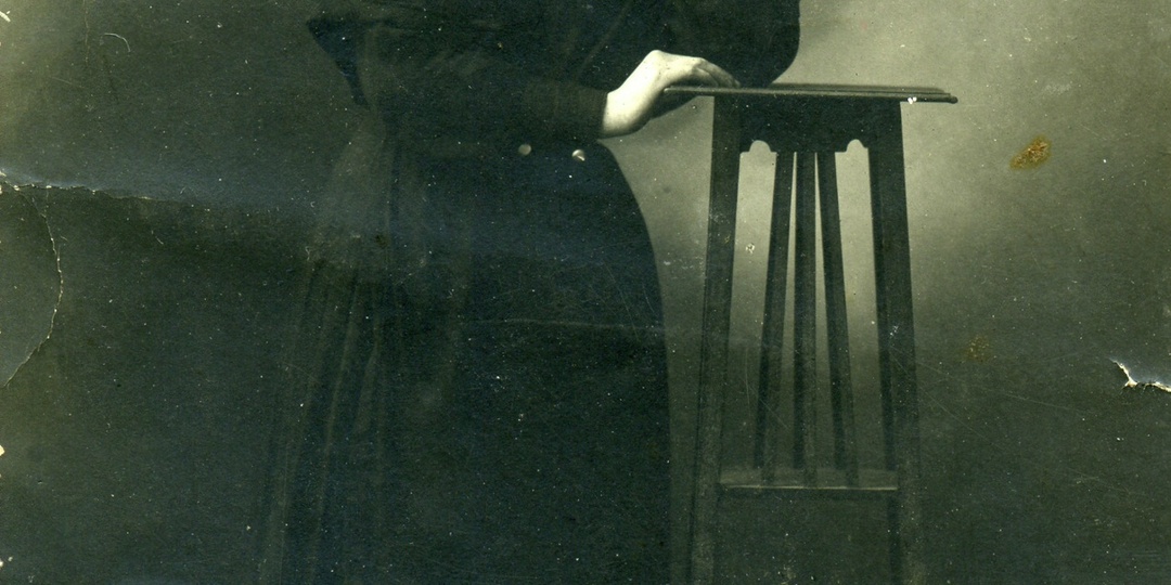 "Птица гнезда не вьёт - девица косу не плетёт"