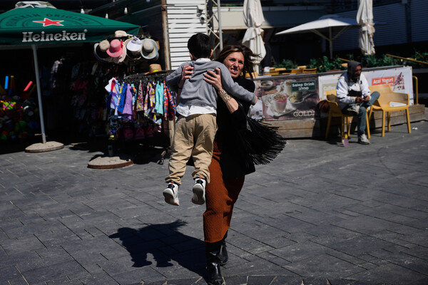 Израильтяне спешат в укрытие в Тель-Авиве, 28 февраля 2026 года / Ohad Zwigenberg/AP   📷