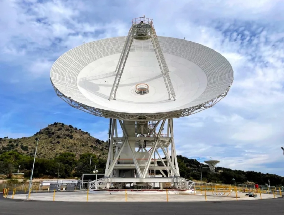 DSS-53 — четвертая из шести антенн, добавляемых для расширения пропускной способности сети дальней космической связи и удовлетворения потребностей растущего числа космических аппаратов. Мадридский комплекс дальней космической связи стал первым, строительство которого было завершено. NASA/JPL-Caltech