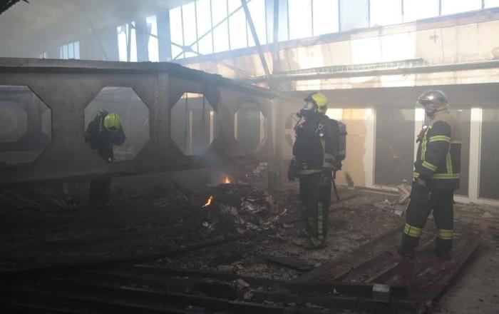 В Киеве после атаки сгорели вражеские склады. Местные власти сообщают о падении беспилотников в Дарницком районе, источник сообщество Операция Z: Военкоры Русской Весны в мессенджере МАХ