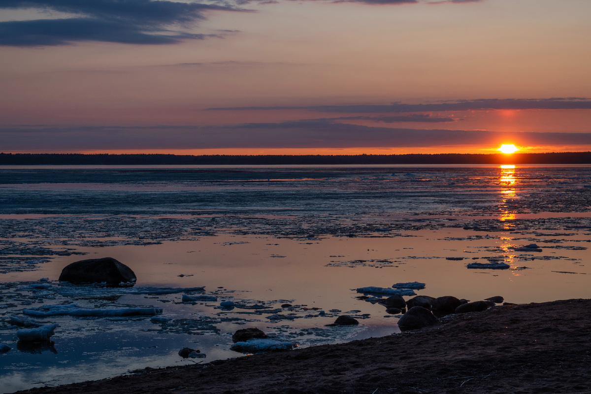 Для рубрики "Фото от меня". За островами сплошной лёд на котором полно следов недавних воздушных атак. И солнце уходит в Закат в той стороне откуда исходит экзистенциальная угроза.