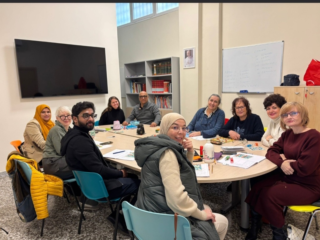 В школе изучения языка Каритас. В центре наши учительницы Анна  и Антонелла рядом с доской