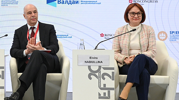    Разговоры про "башенное" устройство власти в стране буквально порождают вопрос: а почему же Путин не снесёт все эти "башни"? Фото: Евгений Реутов/photo.roscongress.org