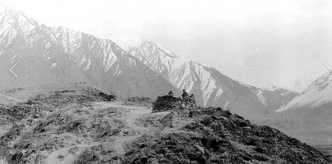 Советские пограничники ОВГ несут службу на укрепленном посту в афганских горах