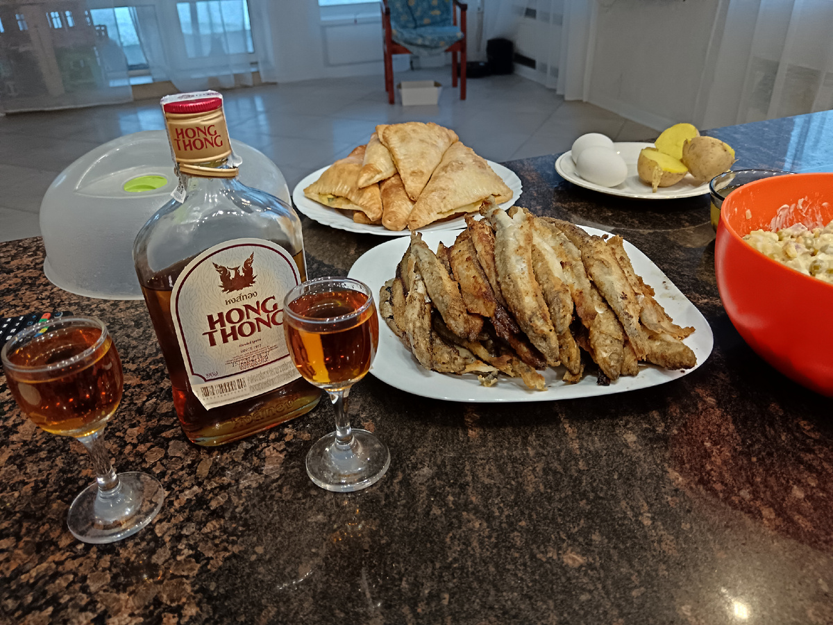 Друзья из Тайланда недавно приехали. Привезли нам Hong Thong. 