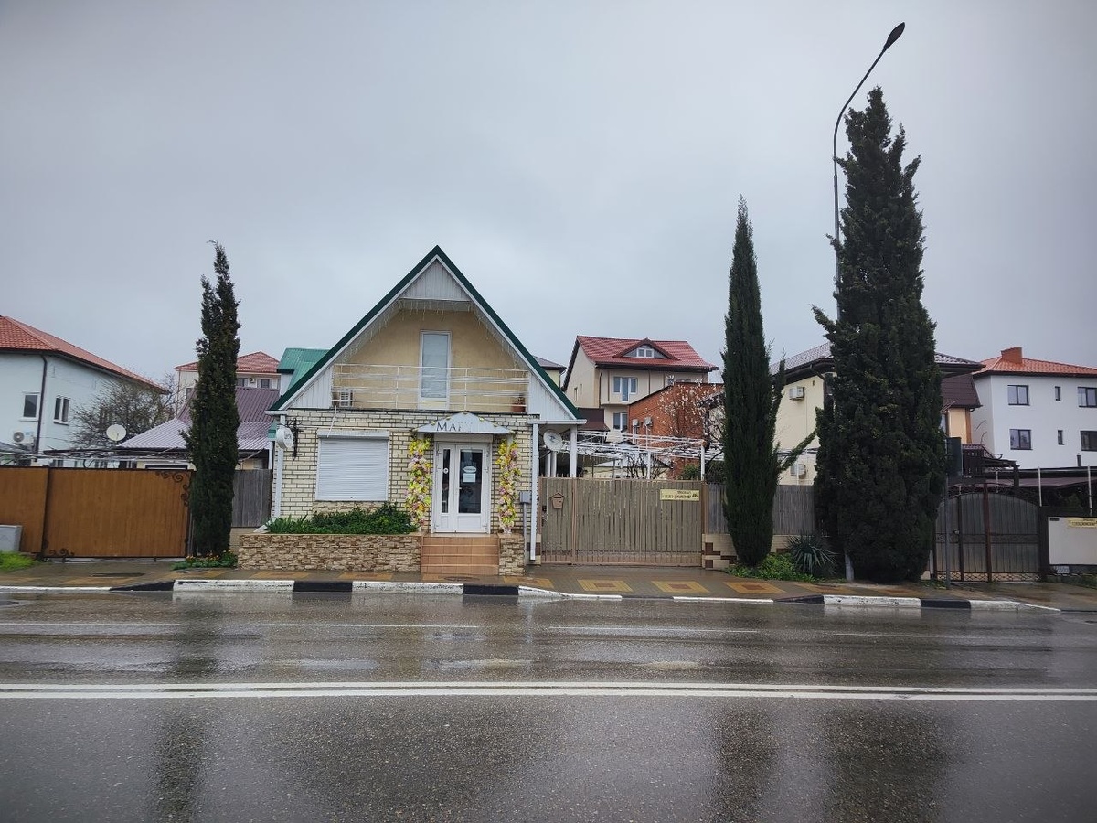 Домик напротив остановки