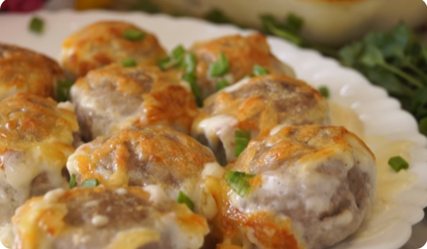 Захотелось мясного... приготовьте Фрикадельки в сливочном соусе. Готовятся быстро, получаются нежными, мягкими, с аппетитной корочкой...